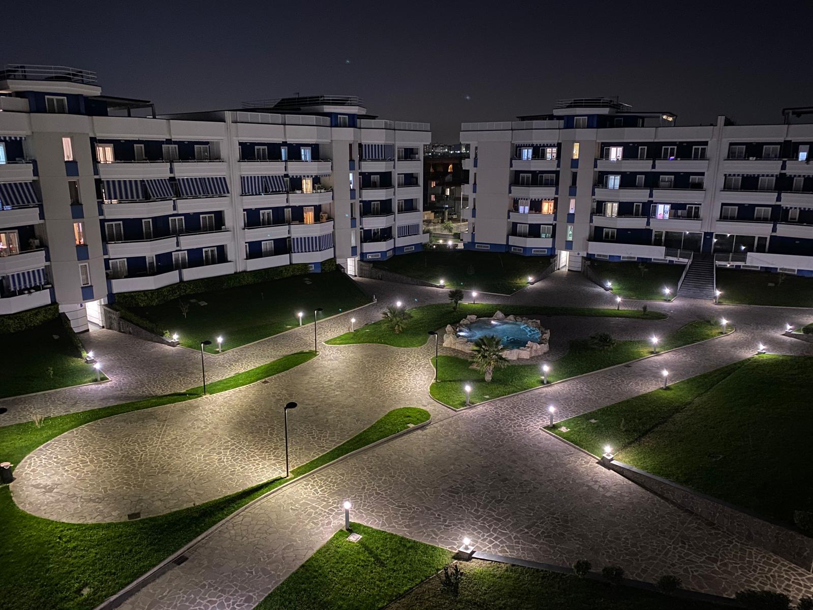 Il residence di sera, illuminato